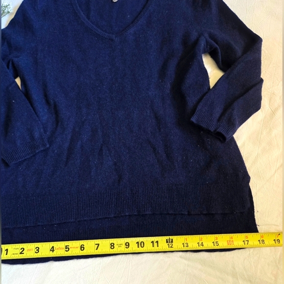 Neiman Marcus Womens Deep Blue V-Neck 100% Cashmere Sweater Size Medium - Picture 9 of 11